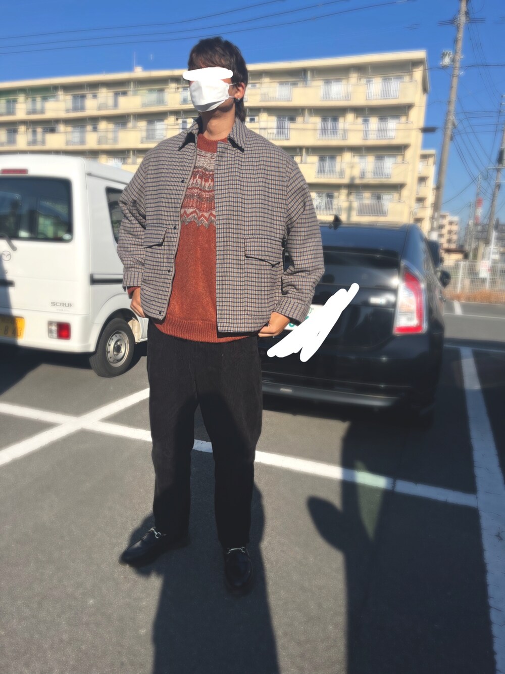 その他のその他アウター、オレンジ系のニット/セーター、その他のパンツを着用したメンズの冬コーディネートの2枚目の写真