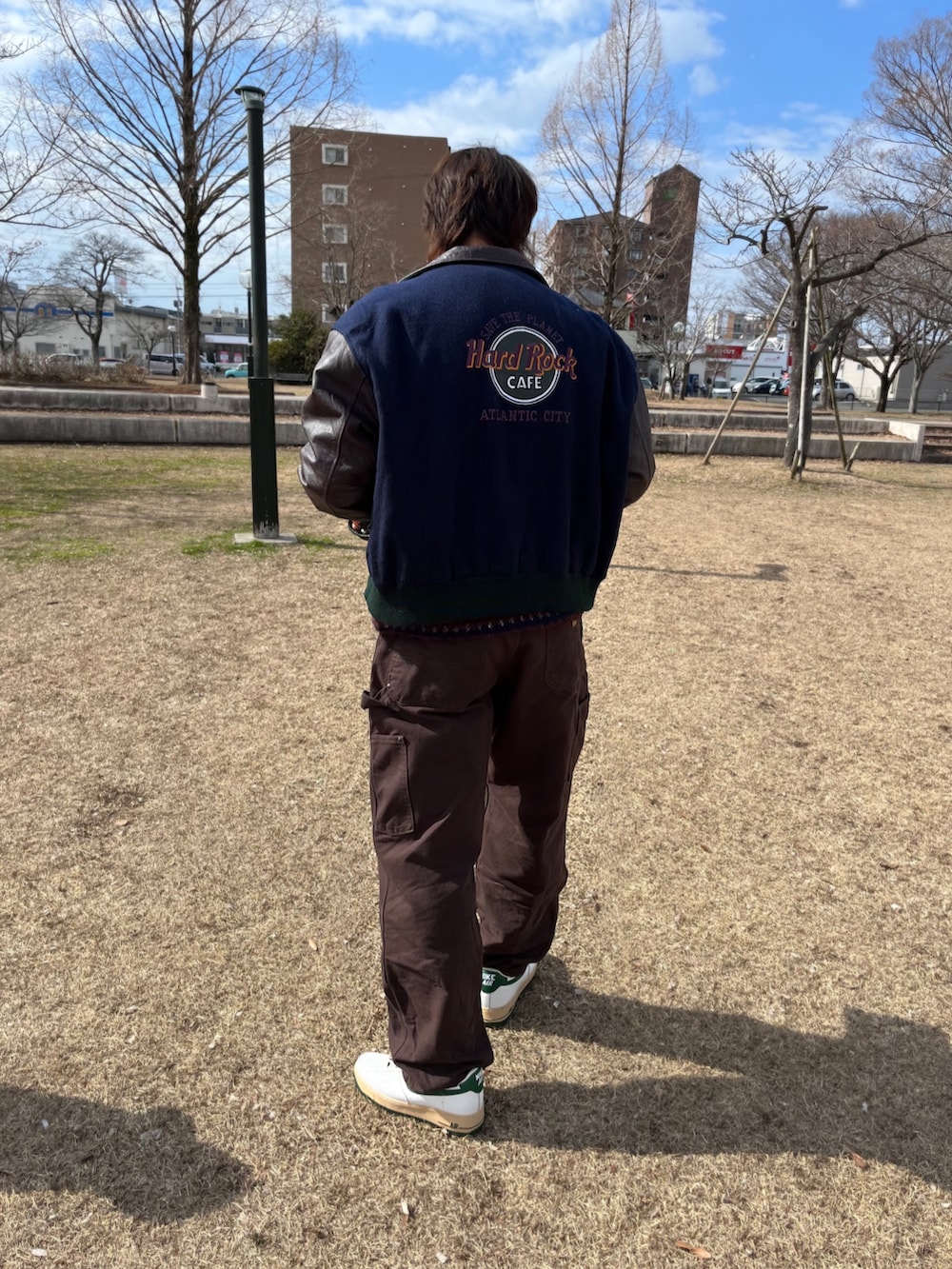 ブルー系のスタジャン、ブルー系のニット/セーター、ブラウン系のその他パンツを着用したメンズの冬コーディネートの3枚目の写真