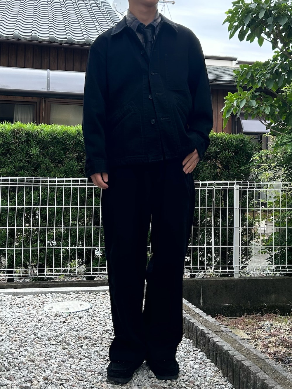 グレー系のシャツ/ブラウス、ブラック系のネクタイ、ブラック系のデニムジャケットを着用したメンズの秋コーディネートの2枚目の写真