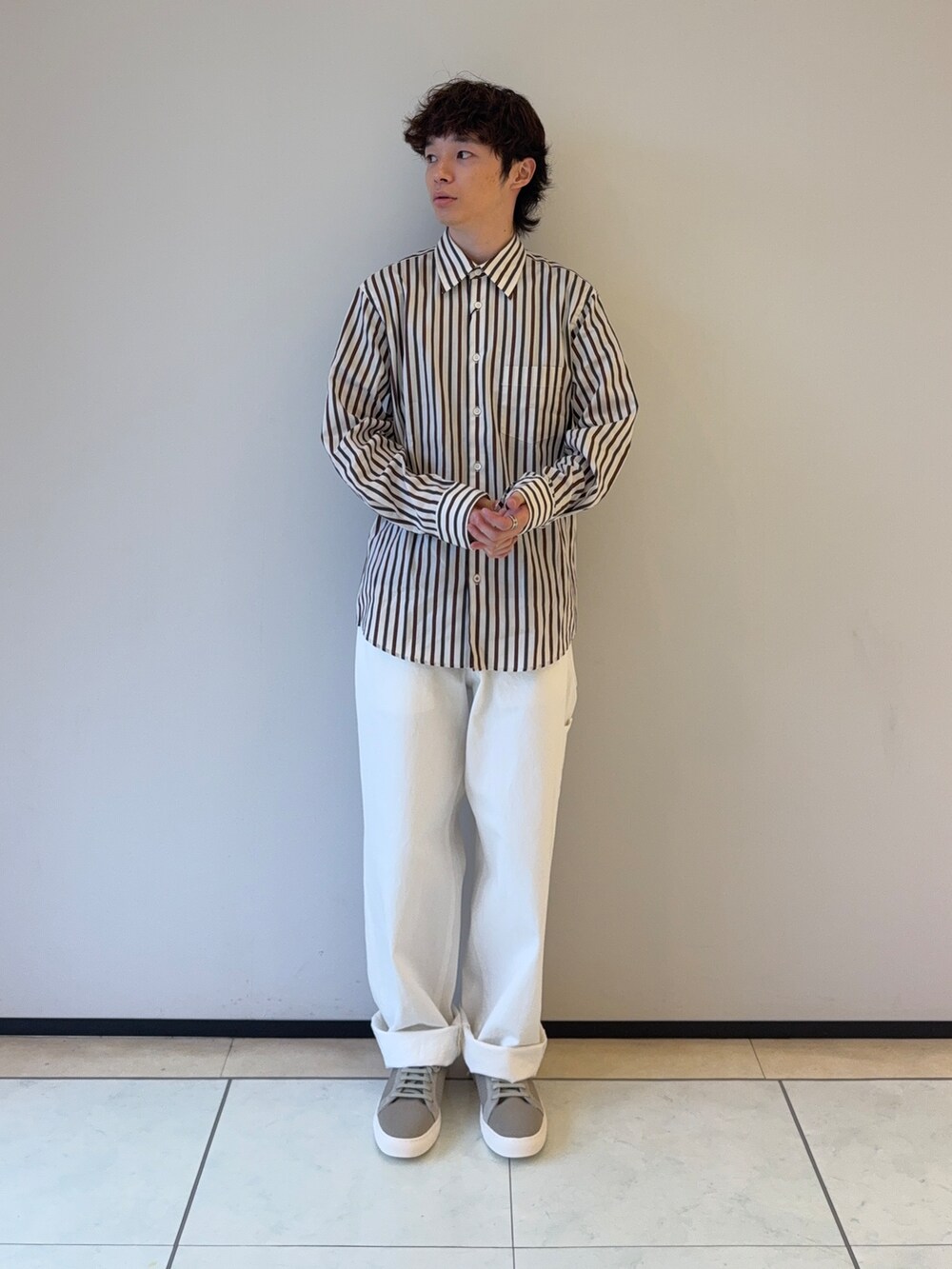ブルー系のカーディガン/ボレロ、ホワイト系のシャツ/ブラウス、ホワイト系のデニムパンツを着用したメンズの秋コーディネートの2枚目の写真