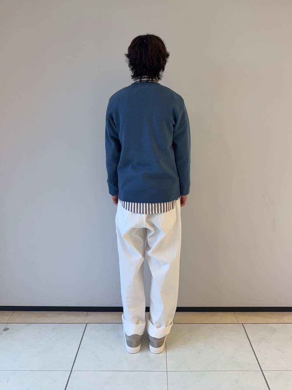 ブルー系のカーディガン/ボレロ、ホワイト系のシャツ/ブラウス、ホワイト系のデニムパンツを着用したメンズの秋コーディネートの5枚目の写真