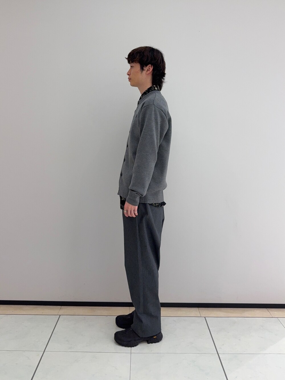 ブラック系のシャツ/ブラウス、グレー系のカーディガン/ボレロを着用したメンズの秋コーディネートの3枚目の写真