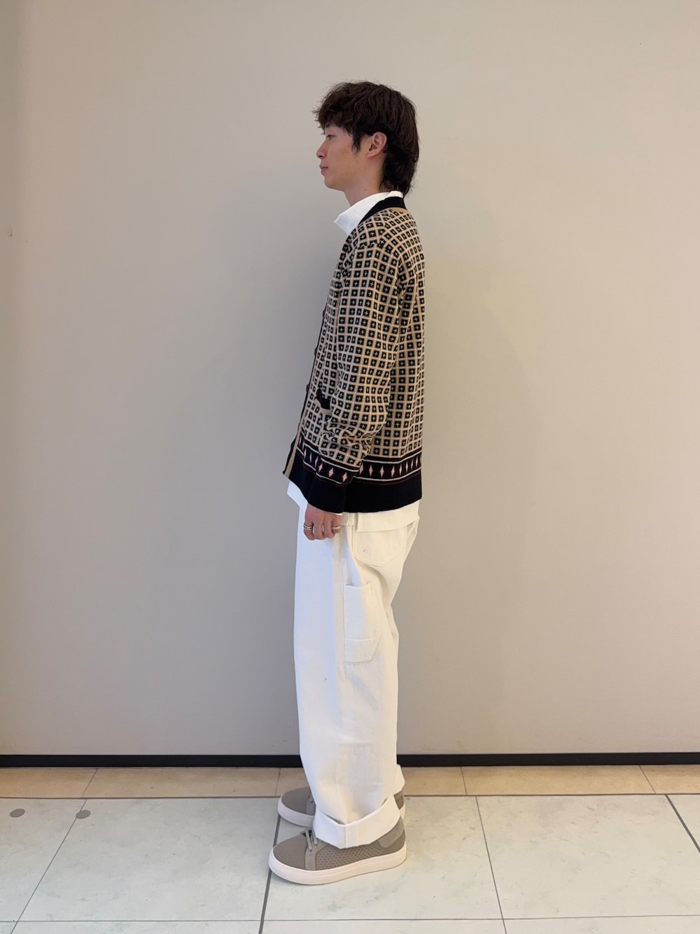 ブラック系のカーディガン/ボレロ、ホワイト系のTシャツ/カットソー、ホワイト系のデニムパンツを着用したメンズの秋コーディネートの4枚目の写真