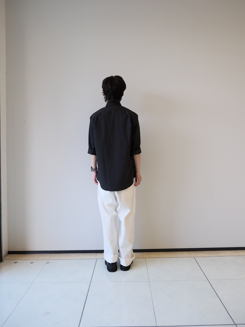 ブラック系のシャツ/ブラウス、ホワイト系のデニムパンツを着用したメンズの夏コーディネートの4枚目の写真
