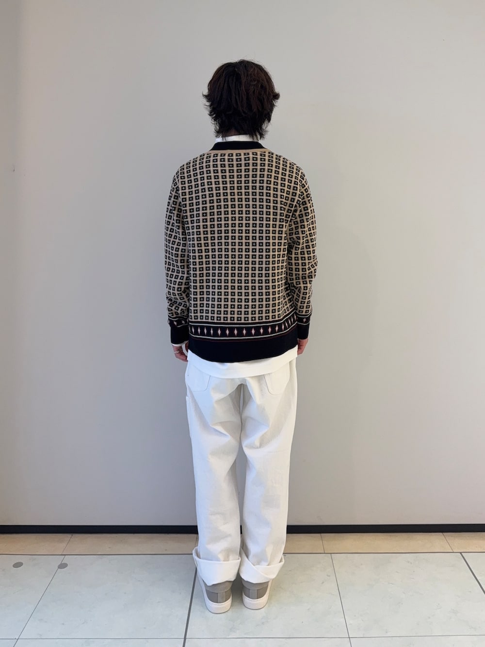 ブラック系のカーディガン/ボレロ、ホワイト系のTシャツ/カットソー、ホワイト系のデニムパンツを着用したメンズの秋コーディネートの3枚目の写真