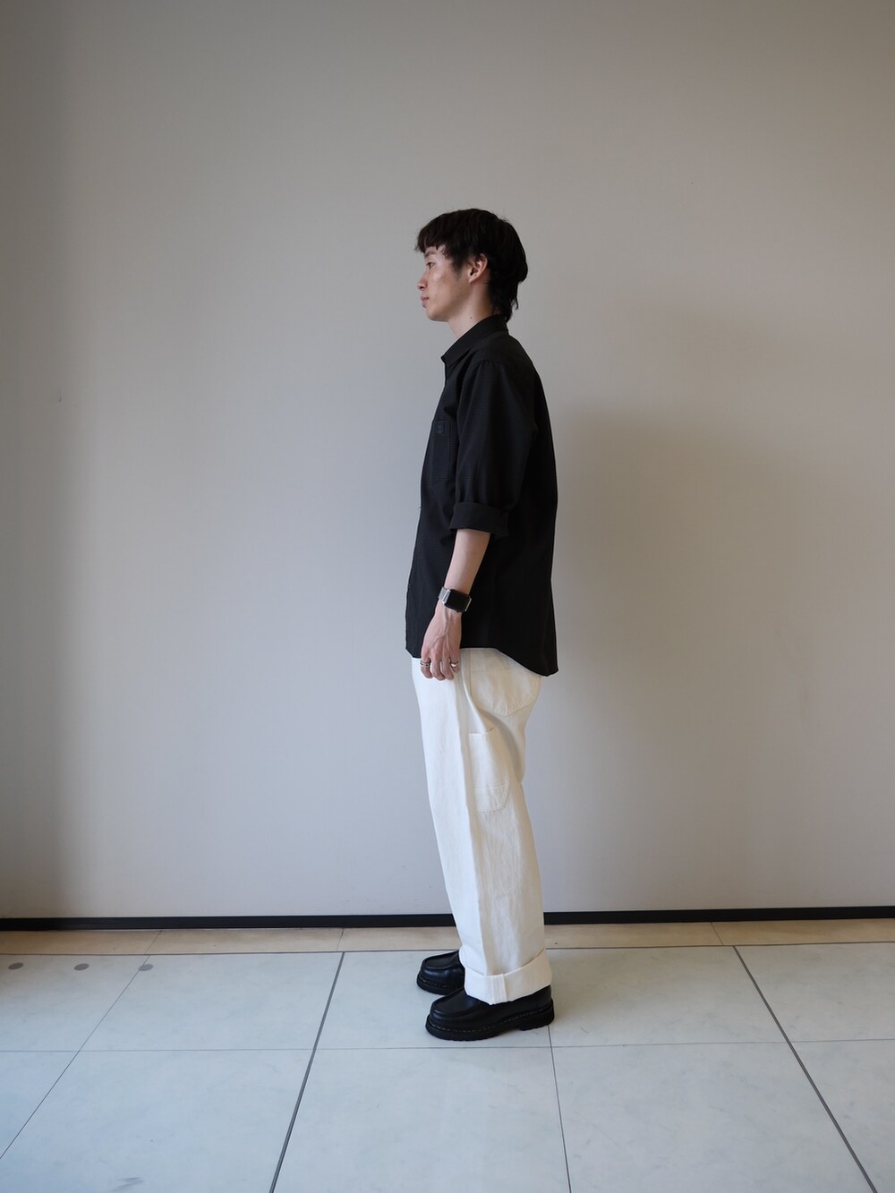 ブラック系のシャツ/ブラウス、ホワイト系のデニムパンツを着用したメンズの夏コーディネートの3枚目の写真