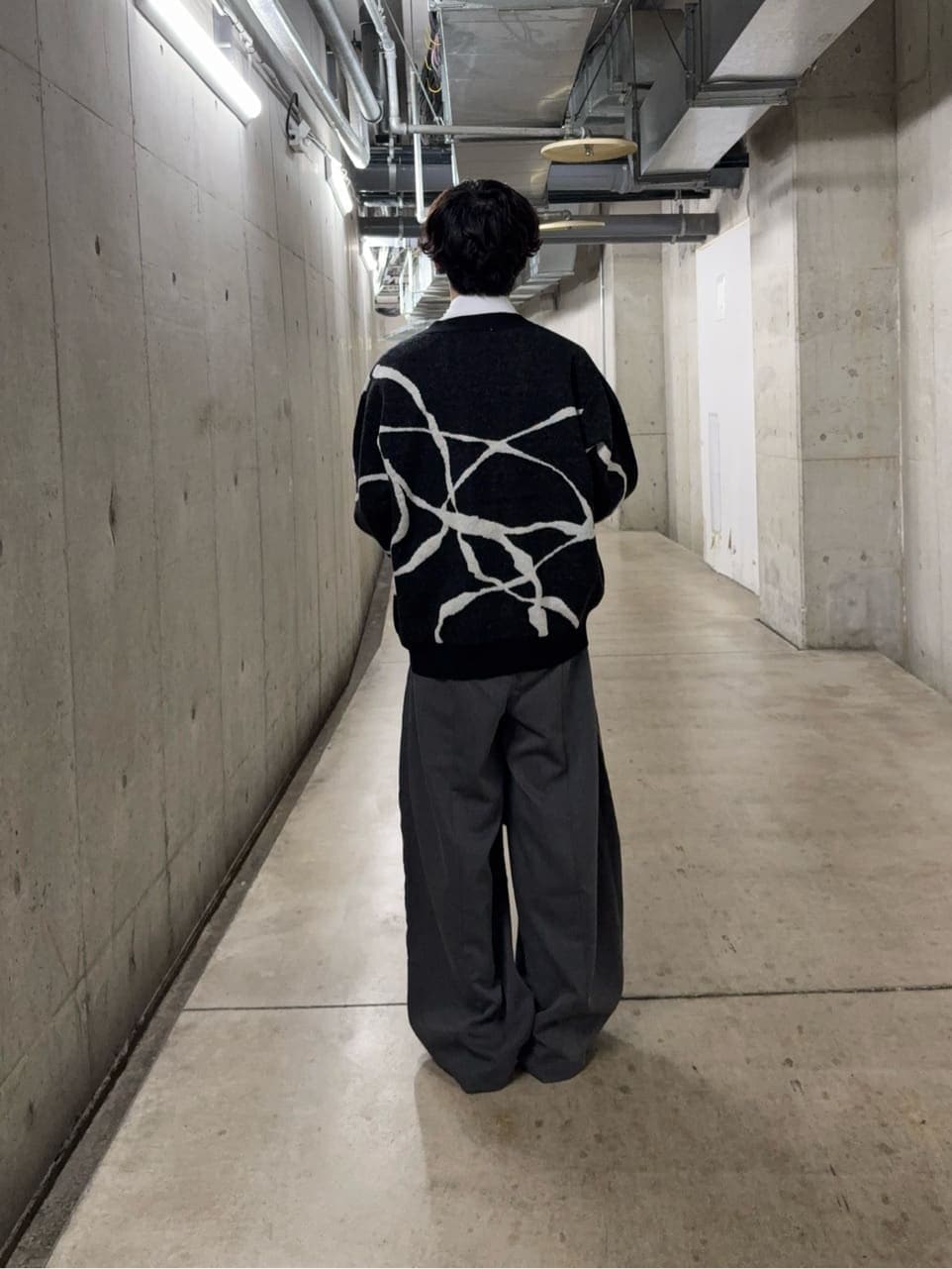 ブラック系のカーディガン/ボレロ、ホワイト系のシャツ/ブラウス、グレー系のその他パンツを着用したメンズの秋コーディネートの4枚目の写真