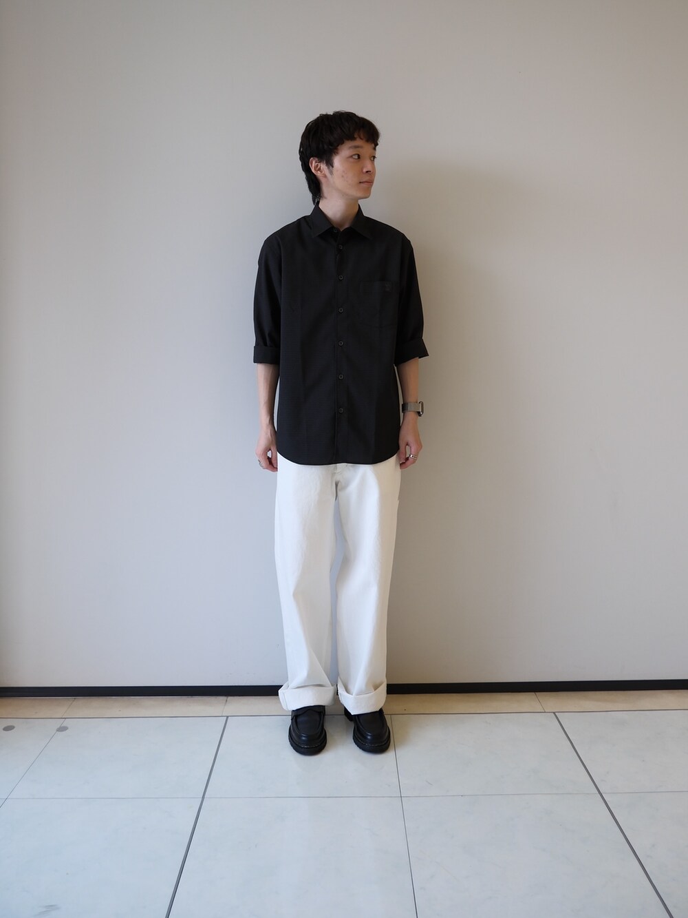 ブラック系のシャツ/ブラウス、ホワイト系のデニムパンツを着用したメンズの夏コーディネートの2枚目の写真