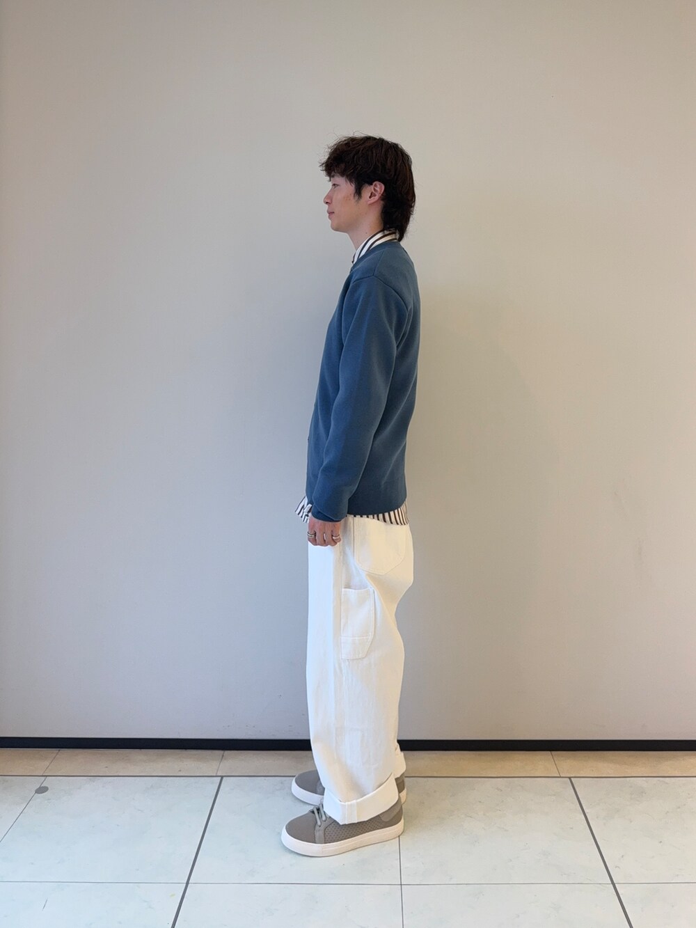 ブルー系のカーディガン/ボレロ、ホワイト系のシャツ/ブラウス、ホワイト系のデニムパンツを着用したメンズの秋コーディネートの4枚目の写真