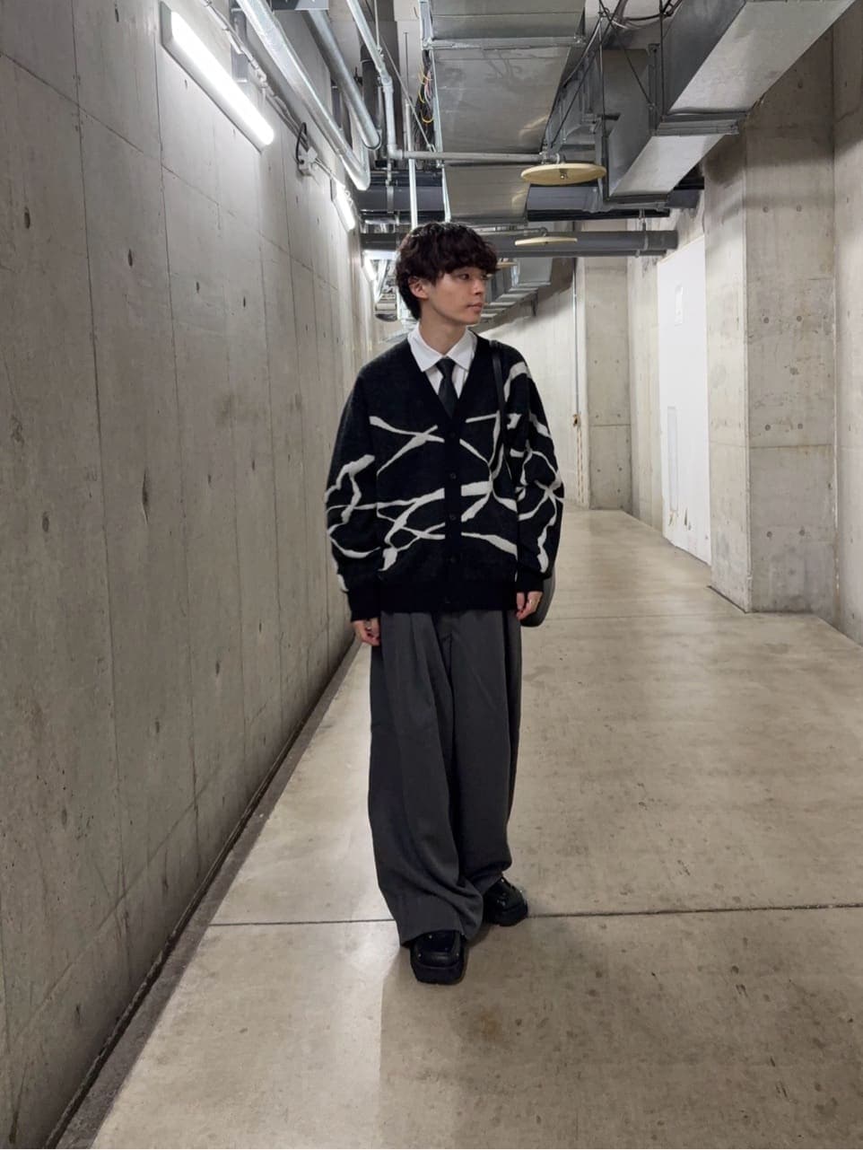 ブラック系のカーディガン/ボレロ、ホワイト系のシャツ/ブラウス、グレー系のその他パンツを着用したメンズの秋コーディネートの2枚目の写真