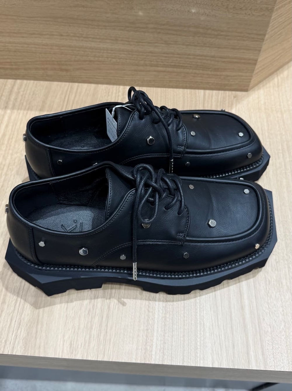 ブラック系のカーディガン/ボレロ、ホワイト系のシャツ/ブラウス、グレー系のその他パンツを着用したメンズの秋コーディネートの6枚目の写真