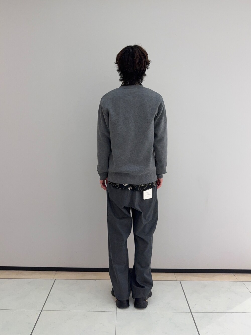 ブラック系のシャツ/ブラウス、グレー系のカーディガン/ボレロを着用したメンズの秋コーディネートの4枚目の写真
