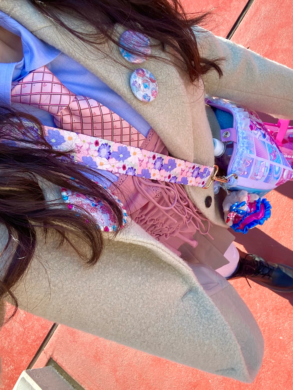 ベージュ系のテーラードジャケット、ピンク系のキャミソール、ブルー系のシャツ/ブラウスを着用したレディースの冬コーディネートの2枚目の写真