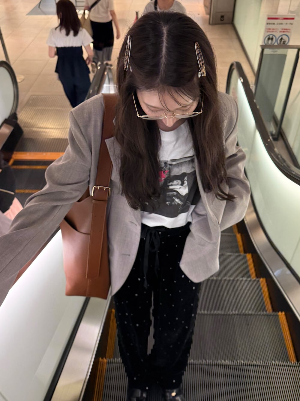 その他のテーラードジャケット、ホワイト系のTシャツ/カットソー、ブラック系のその他パンツを着用したレディースの秋コーディネートの2枚目の写真