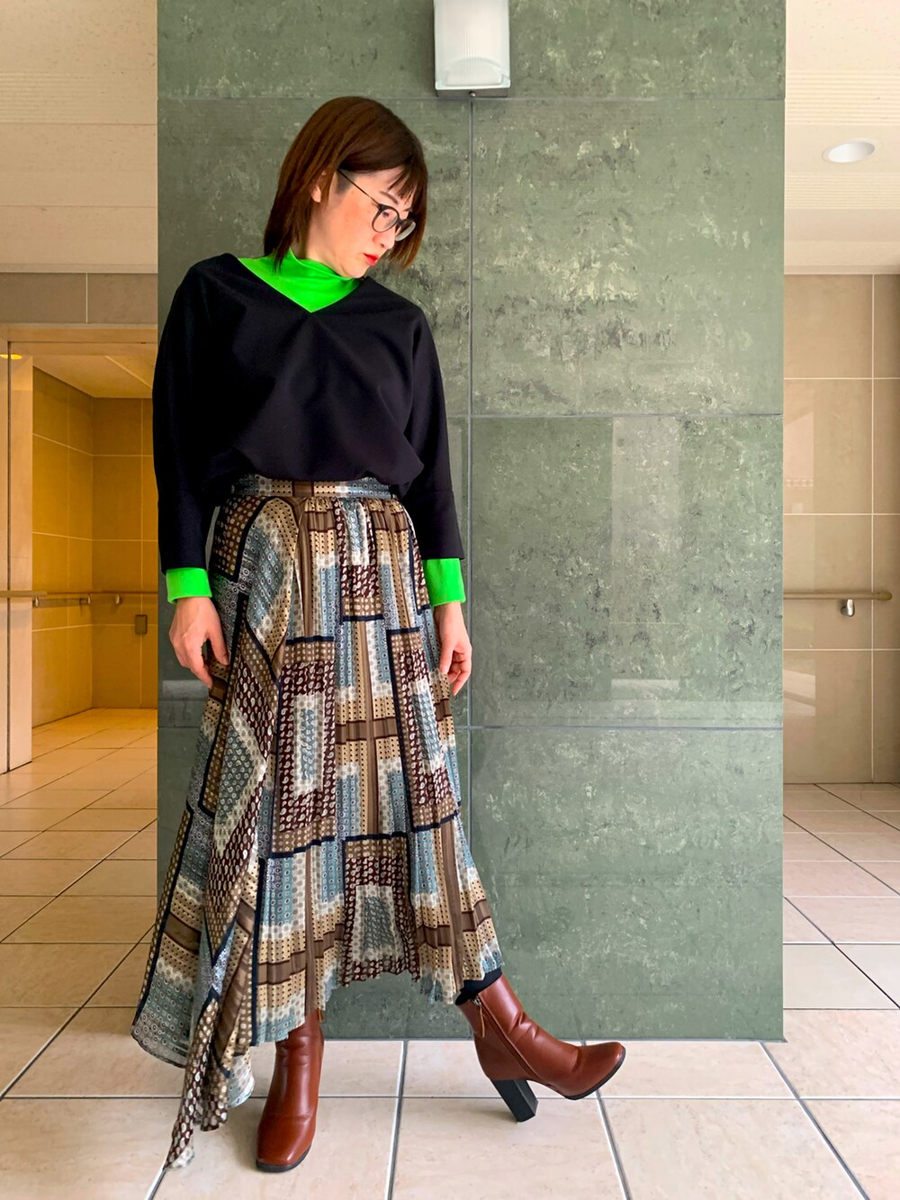 その他のスカート、ブラック系のTシャツ/カットソー、グリーン系のトップスを着用したレディースの冬コーディネートの2枚目の写真