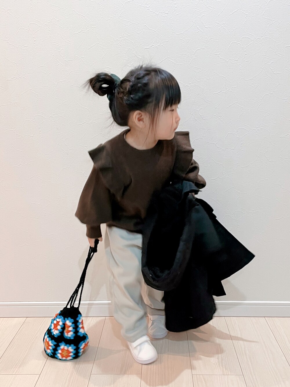 「チョコ色に染まれ、ゆるコーデ、巾着バッグ、白スニーカー、チノパン、パンツスタイル、カラーニット、ビッグシルエット、LOWRYS FARM」｜「LOWRYS FARMのコンパクトフリルニットＬＳ　215136（ニット/セーター、ブラウン系）」を使った、®️ikunan☺︎さん（キッズ・90cm）の冬コーディネートの2枚目の写真
