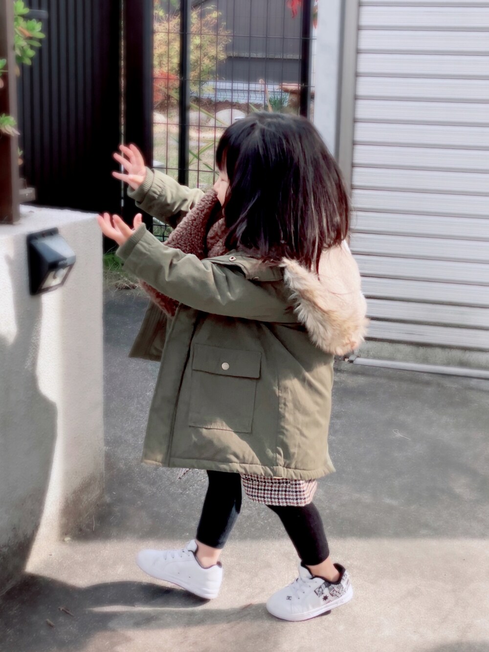グリーン系のモッズコート、その他のその他パンツ、ホワイト系のスニーカーを着用したキッズの秋コーディネートの2枚目の写真