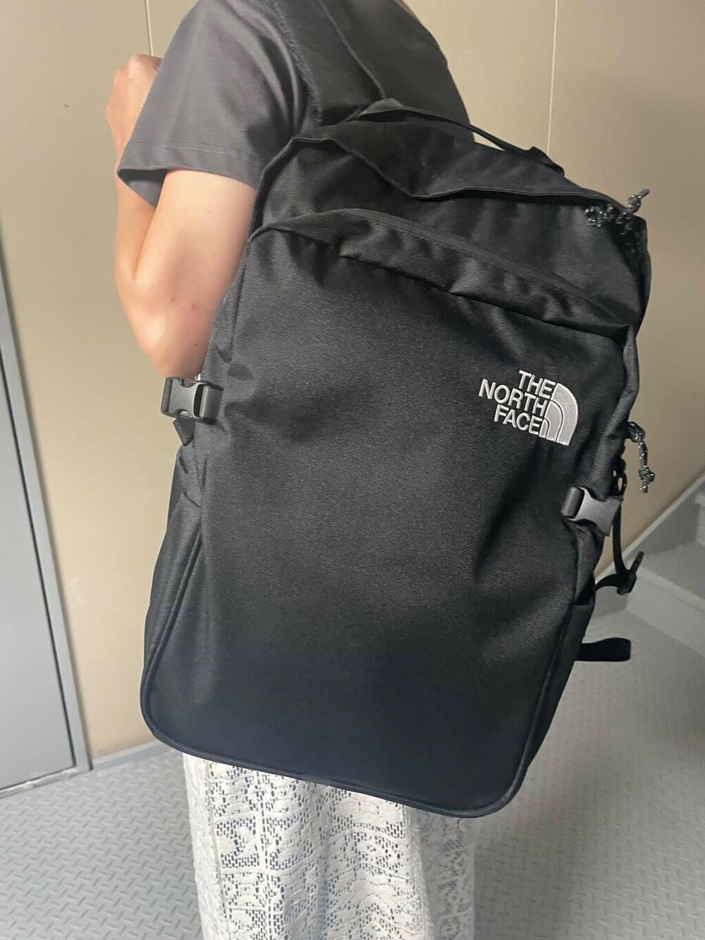 ブラック系のバックパック/リュック、ブルー系のデニムパンツ、ブラック系のTシャツ/カットソーを着用したレディースの夏コーディネートの3枚目の写真