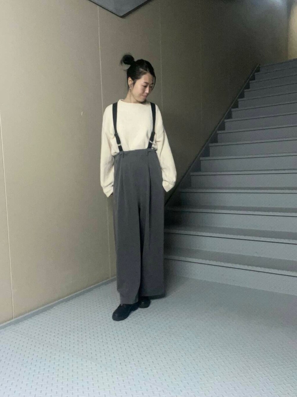 ホワイト系のニット/セーター、グレー系のその他パンツ、ブラック系のダウンジャケット/コートを着用したレディースの秋コーディネートの2枚目の写真