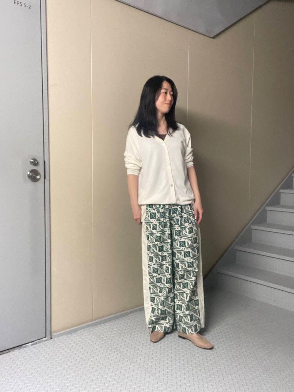 「シンプルコーデ、サニーレーベル、sonny、新作アイテム、春カラーコーデ、春のイチオシスタイル」|「URBAN RESEARCH Sonny Labelの(接触冷感)クールミストカーディガン(カーディガン/ボレロ、ホワイト系)」を使った、Manaさん(レディース・161cm)の春コーディネートの2枚目の写真