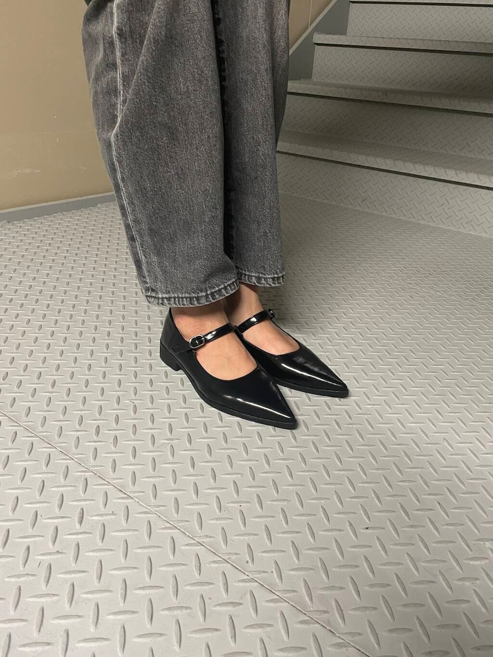 オレンジ系のTシャツ/カットソー、ブラック系のデニムパンツ、ブラック系のキャミソールを着用したレディースの夏コーディネートの3枚目の写真