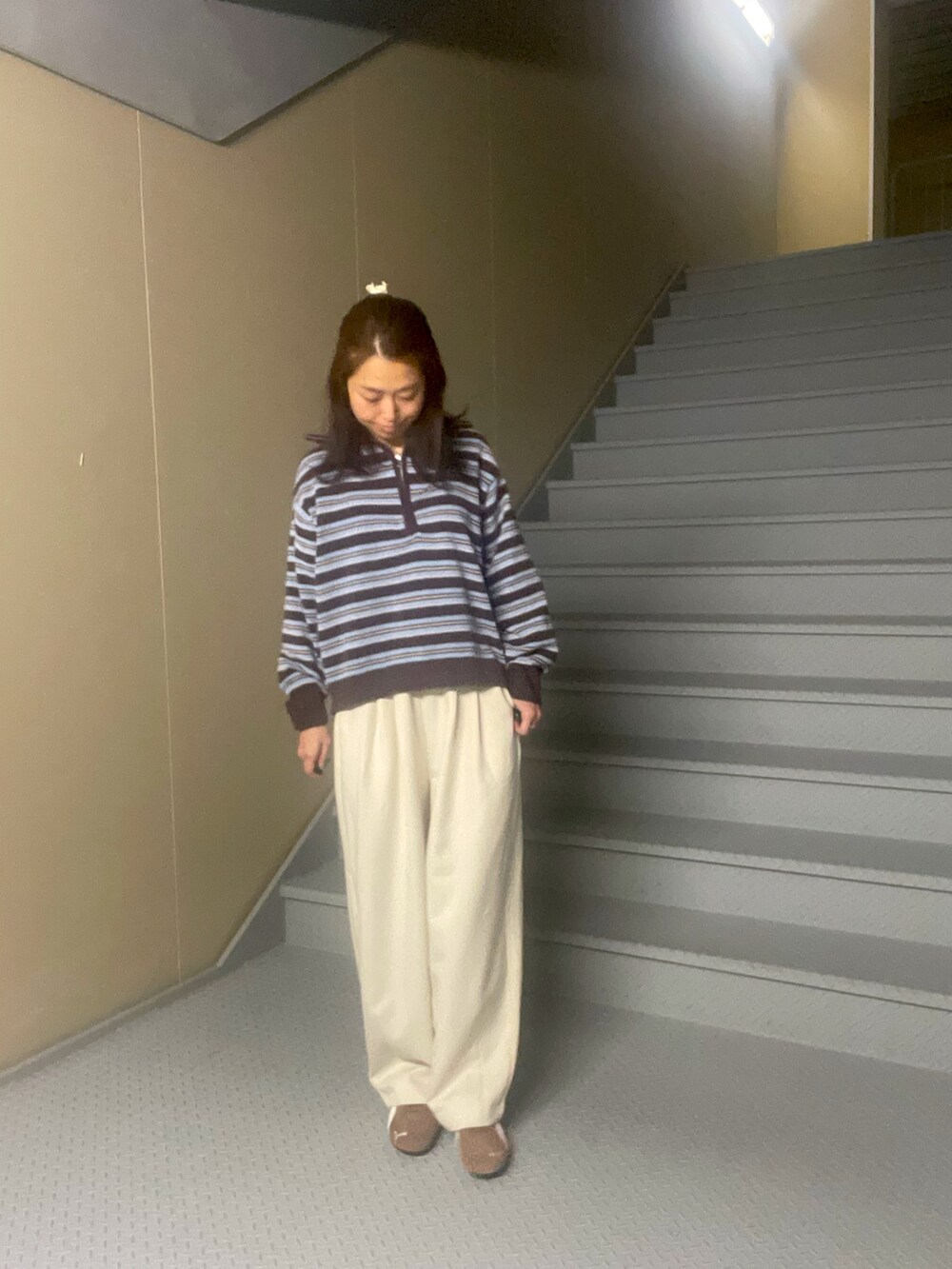 ブラウン系のニット/セーター、ホワイト系のその他パンツを着用したレディースの冬コーディネートの2枚目の写真