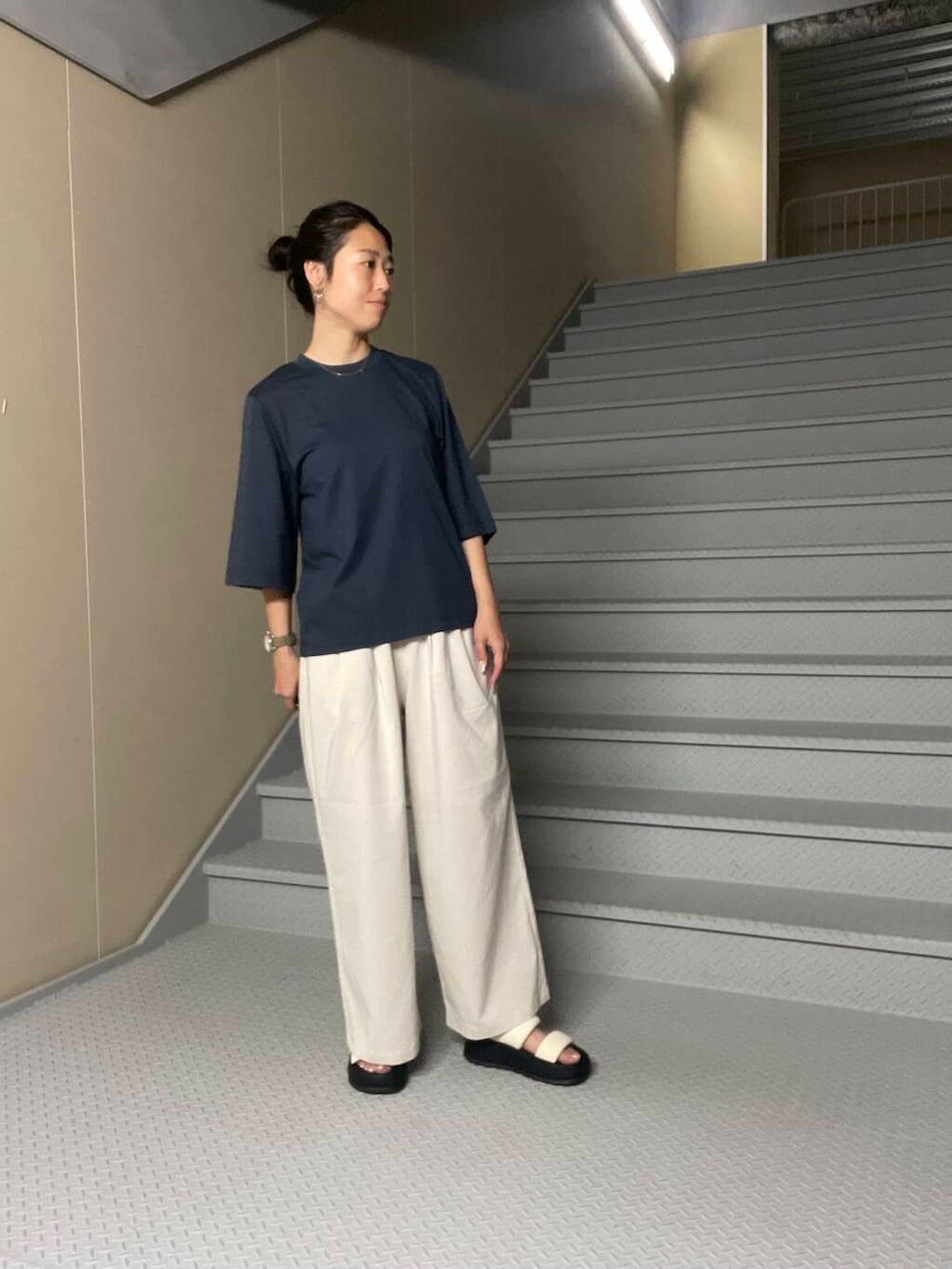 「機能素材、夏コーデ、UVカット、撥水、サンダルコーデ、sonny、新作アイテム、夏の涼しげパンツコーデ、一枚で決まるtシャツ、最旬サンダル」｜「URBAN RESEARCHのスーピマコットンハーフスリーブカットソー（Tシャツ/カットソー、ブルー系）」を使った、Manaさん（レディース・161cm）の夏コーディネートの2枚目の写真