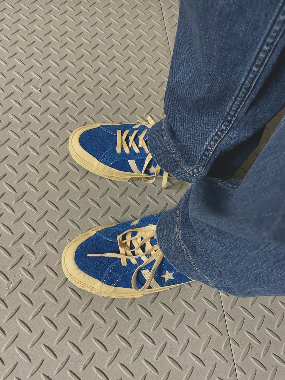 ブルー系のパンツ、ブルー系のジャケット/アウター、ブルー系のスニーカーを着用したレディースの冬コーディネートの2枚目の写真