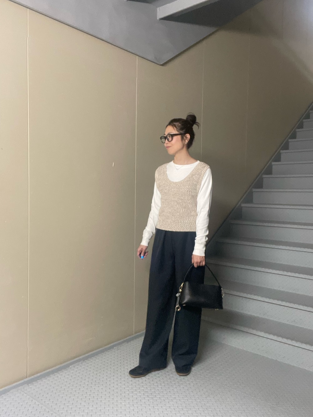 ベージュ系のベスト、ホワイト系のTシャツ/カットソー、ブラック系のその他パンツを着用したレディースの春コーディネートの2枚目の写真