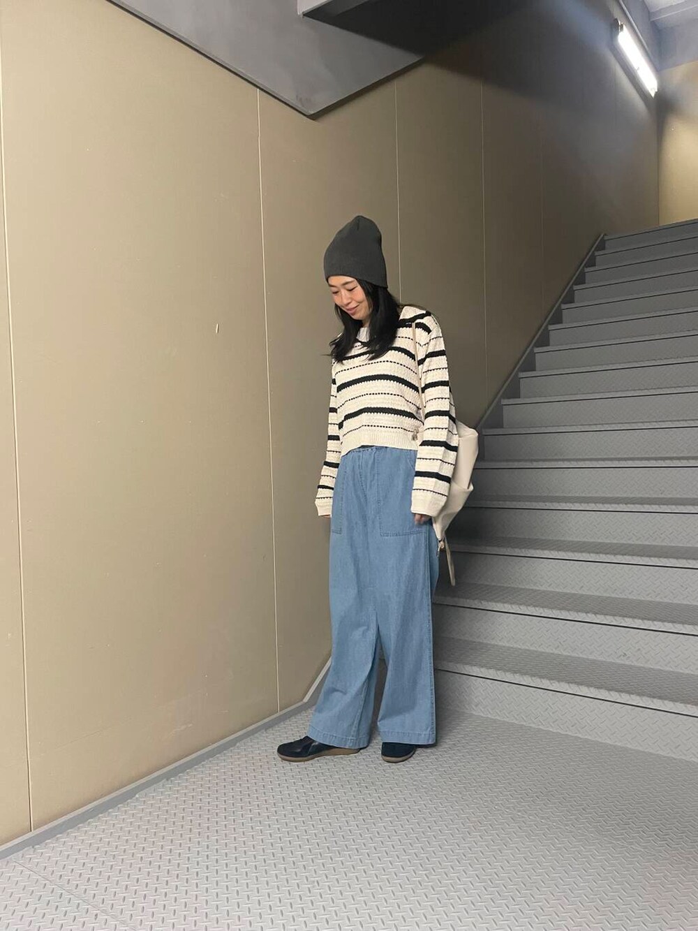 「シンプルコーデ、サニーレーベル、デニムコーデ、sonny、新作アイテム、春カラーコーデ、先取りデニムコーデ、春のイチオシスタイル」｜「URBAN RESEARCH Sonny Labelのエンボスロゴナップサック（バックパック/リュック、ホワイト系）」を使った、Manaさん（レディース・161cm）の春コーディネートの2枚目の写真