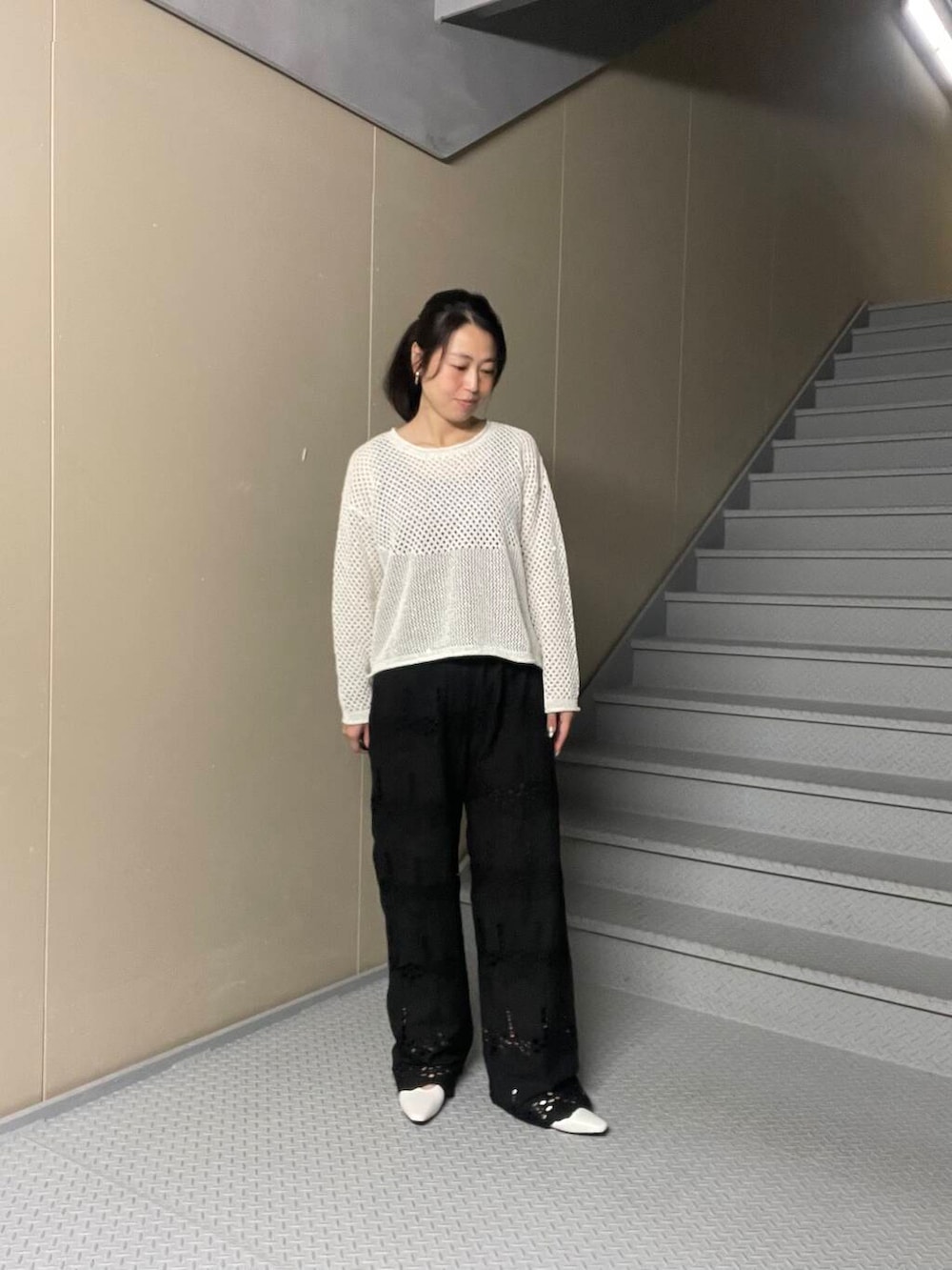 「シンプルコーデ、レース、サニーレーベル、sonny、新作アイテム、もうすぐ夏」｜「URBAN RESEARCH Sonny Labelのスパンコールメッシュニットプルオーバー（ニット/セーター、ホワイト系）」を使った、Manaさん（レディース・161cm）の春コーディネートの3枚目の写真