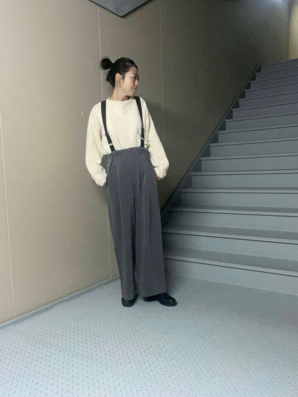 ホワイト系のニット/セーター、グレー系のその他パンツ、ブラック系のダウンジャケット/コートを着用したレディースの秋コーディネートの3枚目の写真