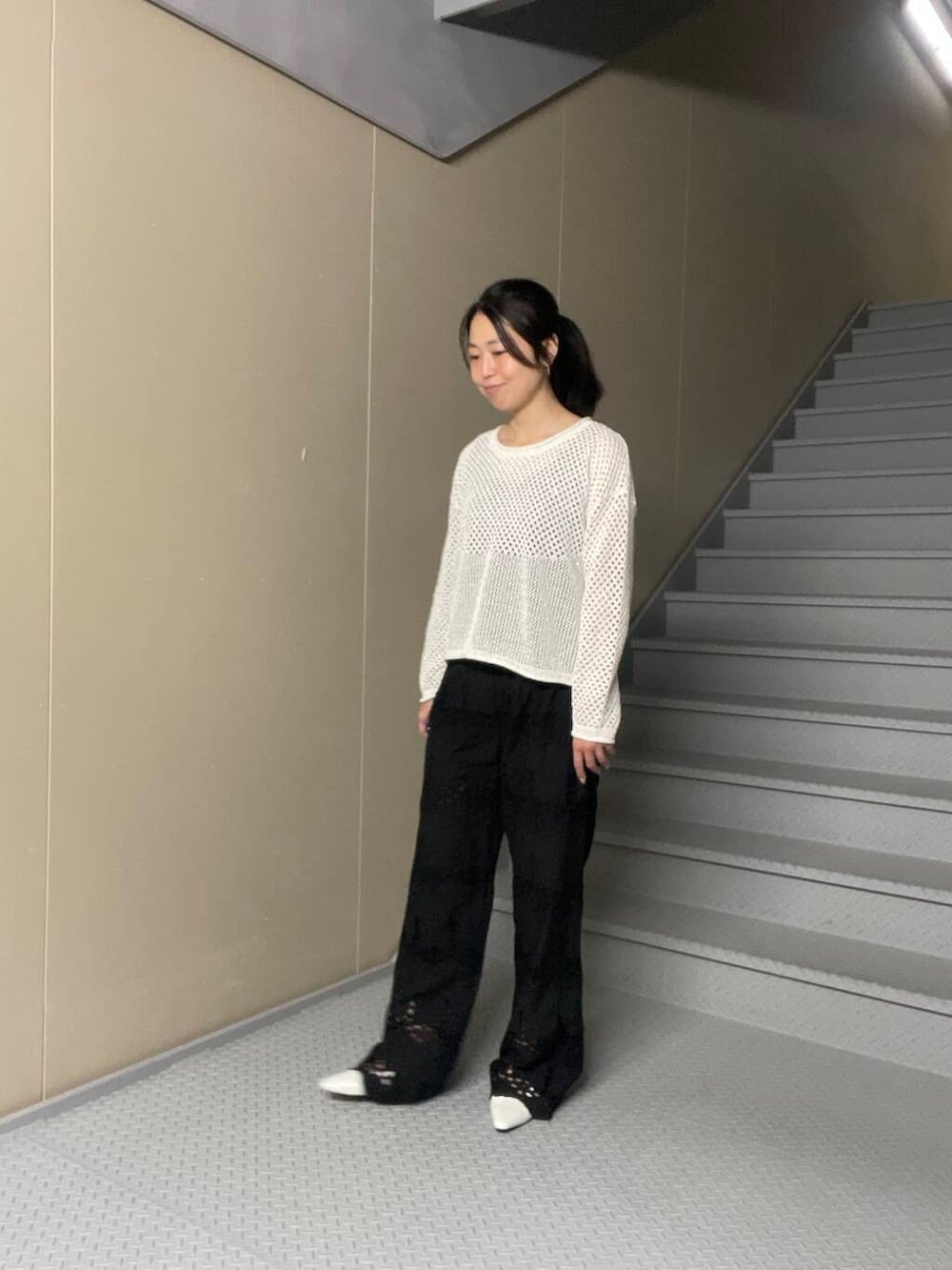 「シンプルコーデ、レース、サニーレーベル、sonny、新作アイテム、もうすぐ夏」｜「URBAN RESEARCH Sonny Labelのスパンコールメッシュニットプルオーバー（ニット/セーター、ホワイト系）」を使った、Manaさん（レディース・161cm）の春コーディネートの2枚目の写真