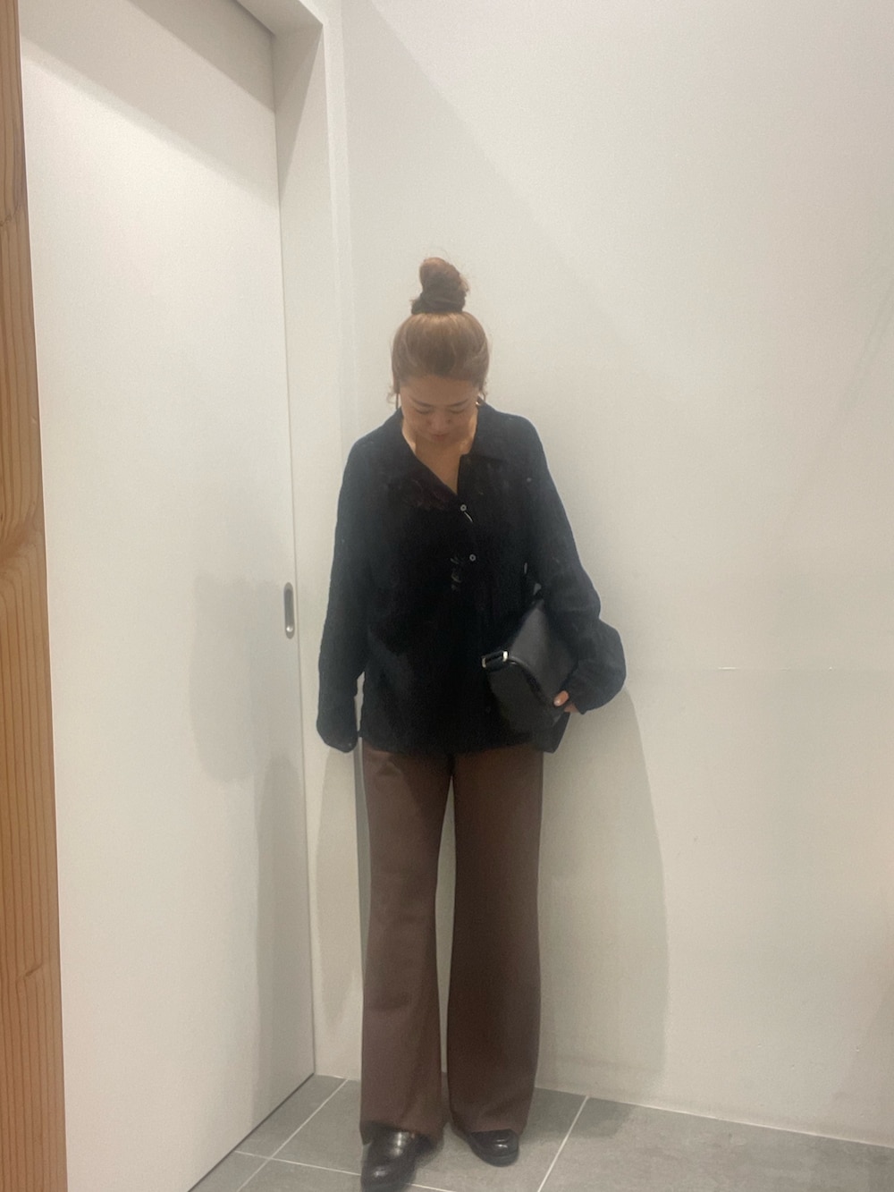 ブラック系のシャツ/ブラウス、ブラウン系のその他パンツ、ブラウン系のローファーを着用したレディースの秋コーディネートの2枚目の写真