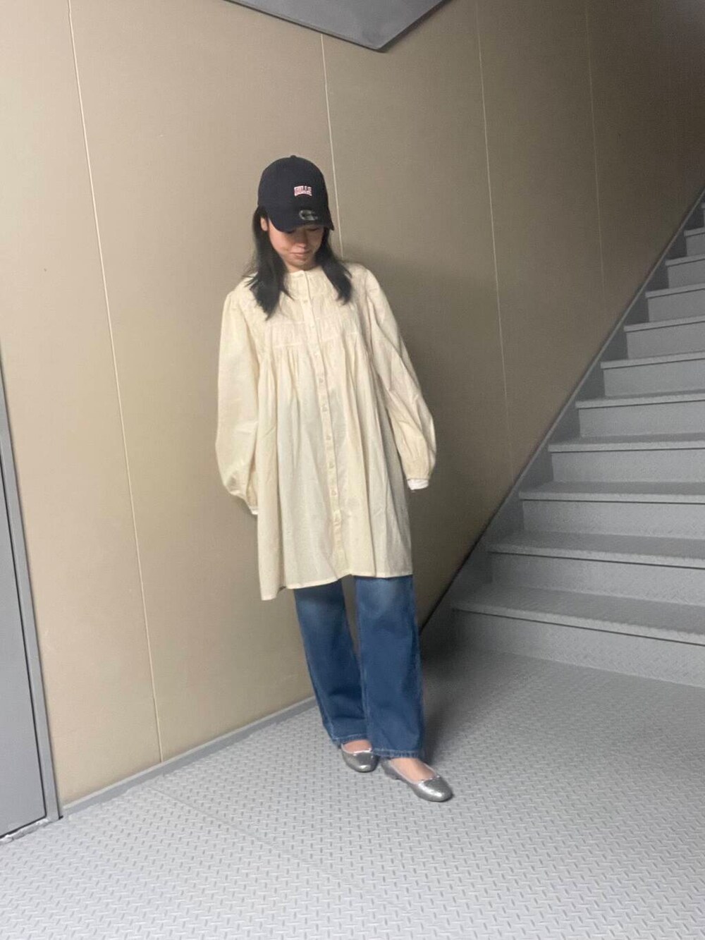 「カジュアル、サニーレーベル、sonny、春カラーコーデ、私の推しデニムスタイル、新作スニーカーコーデ、先取りデニムコーデ、ブラウスが主役の春コーデ、春のイチオシスタイル」|「Leeの『別注』Lee101×Sonny Label STRAIGHT PANTS(デニムパンツ、ブルー系)」を使った、Manaさん(レディース・161cm)の春コーディネートの2枚目の写真