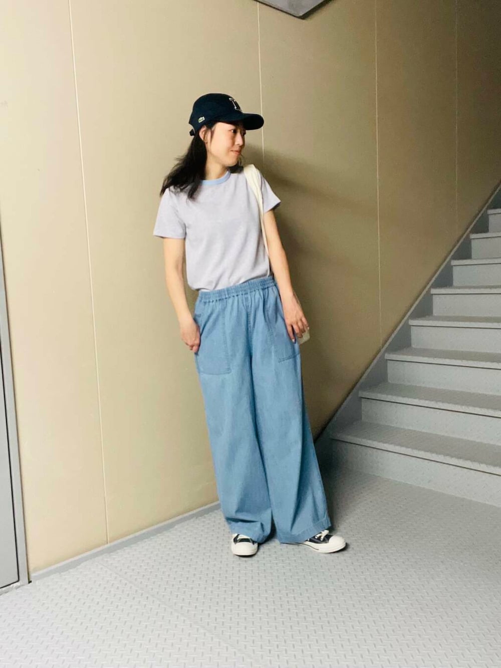 ブルー系のスニーカー、ブルー系のデニムパンツ、ブルー系のTシャツ/カットソーを着用したレディースの春コーディネートの2枚目の写真