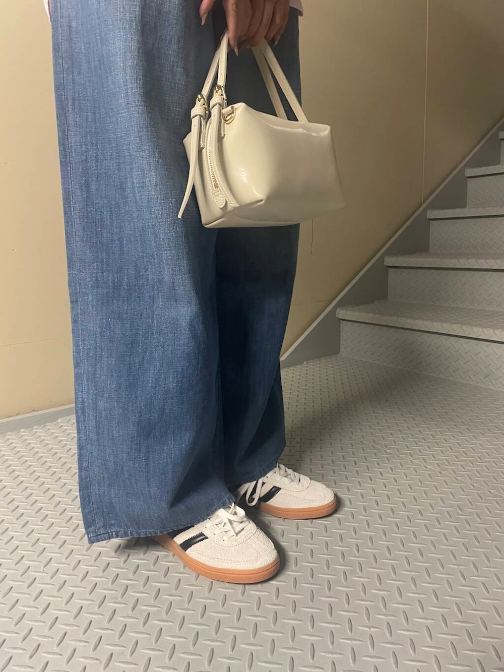 「シンプルコーデ、サニーレーベル、デニムコーデ、sonny、新作アイテム、春カラーコーデ、春のイチオシスタイル」|「URBAN RESEARCH Sonny Labelの『34サイズ/低身長向けも展開』タックデニム(デニムパンツ、ブルー系)」を使った、Manaさん(レディース・161cm)の春コーディネートの3枚目の写真