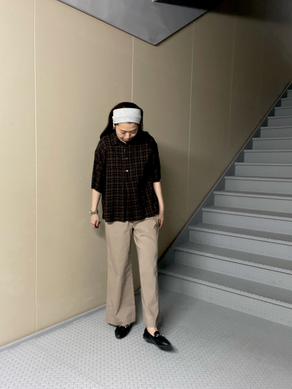 グレー系のシャツ/ブラウス、ベージュ系のその他パンツを着用したレディースの春コーディネートの2枚目の写真
