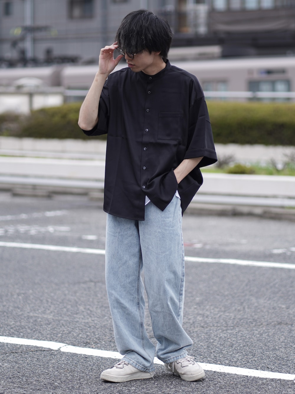 「サマーカーディガン、カーディガン、デニム、デニムパンツ、きれいめカジュアル、スニーカー、メガネ男子」｜「CLSSEのハイゲージ襟配色5分袖サマーカーディガン（カーディガン/ボレロ、ベージュ系）」を使った、つぐ吉さん（メンズ・172cm）の夏コーディネートの2枚目の写真