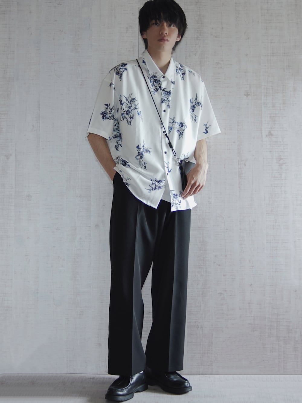 ホワイト系のシャツ/ブラウス、ブラック系のシャツ/ブラウス、ブラック系のスラックスを着用したメンズの春コーディネートの2枚目の写真