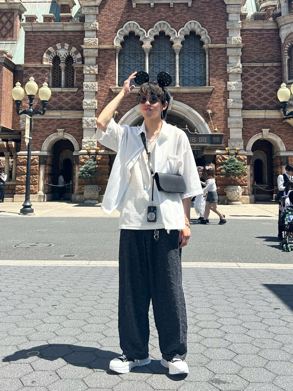ホワイト系のシャツ/ブラウス、ブラック系のデニムパンツ、ブラック系のスニーカーを着用したメンズの夏コーディネートの2枚目の写真