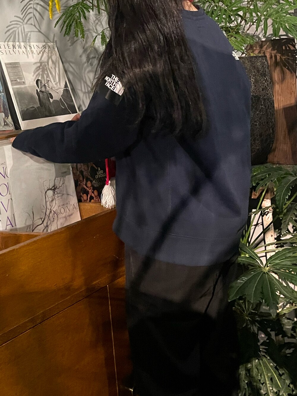 ブラック系のスウェット、ブラック系のスニーカー、ブラック系のジャケット/アウターを着用したレディースの春コーディネートの2枚目の写真