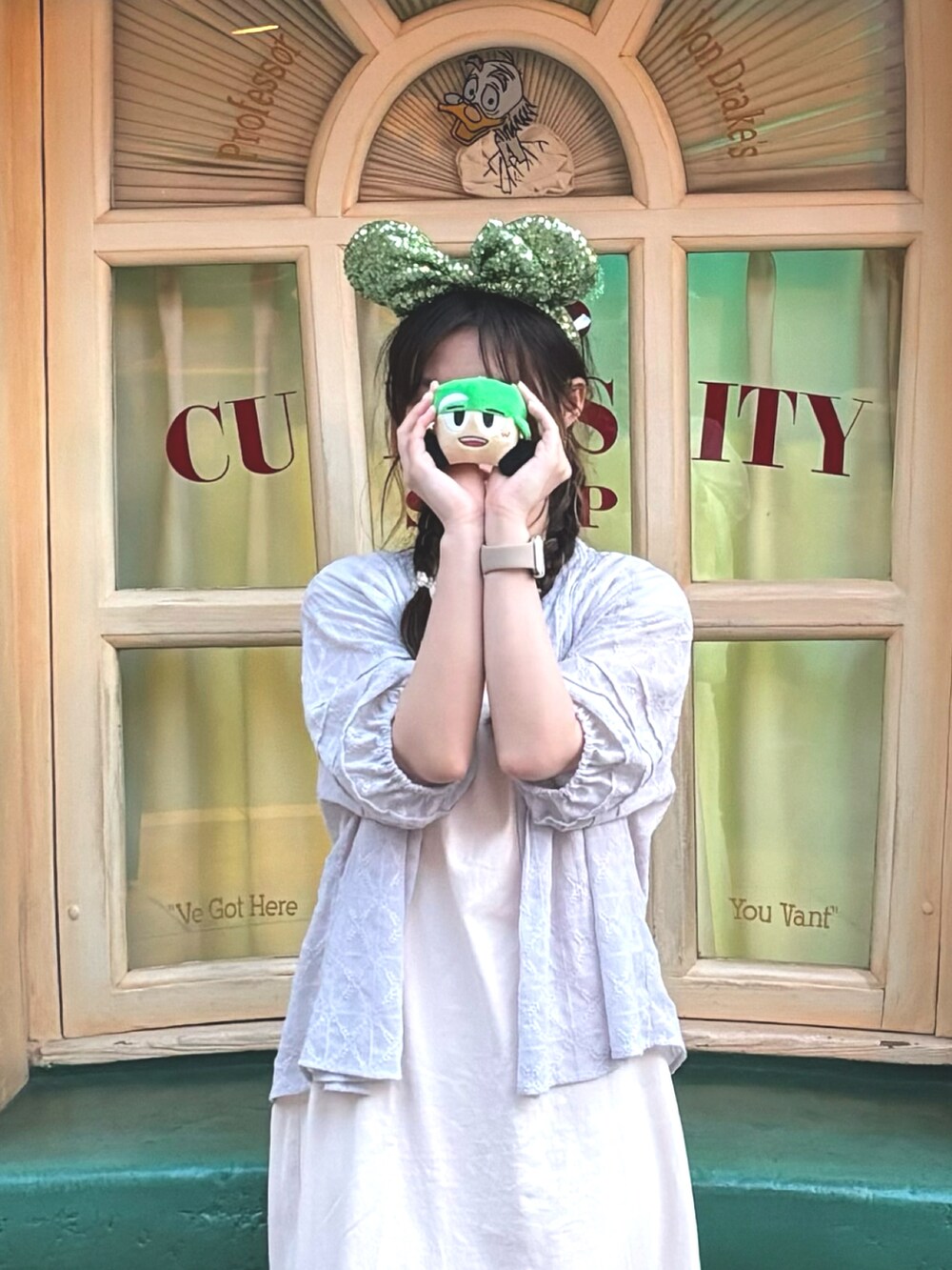 ブラック系のサンダル、その他のトートバッグを着用したレディースの夏コーディネートの2枚目の写真