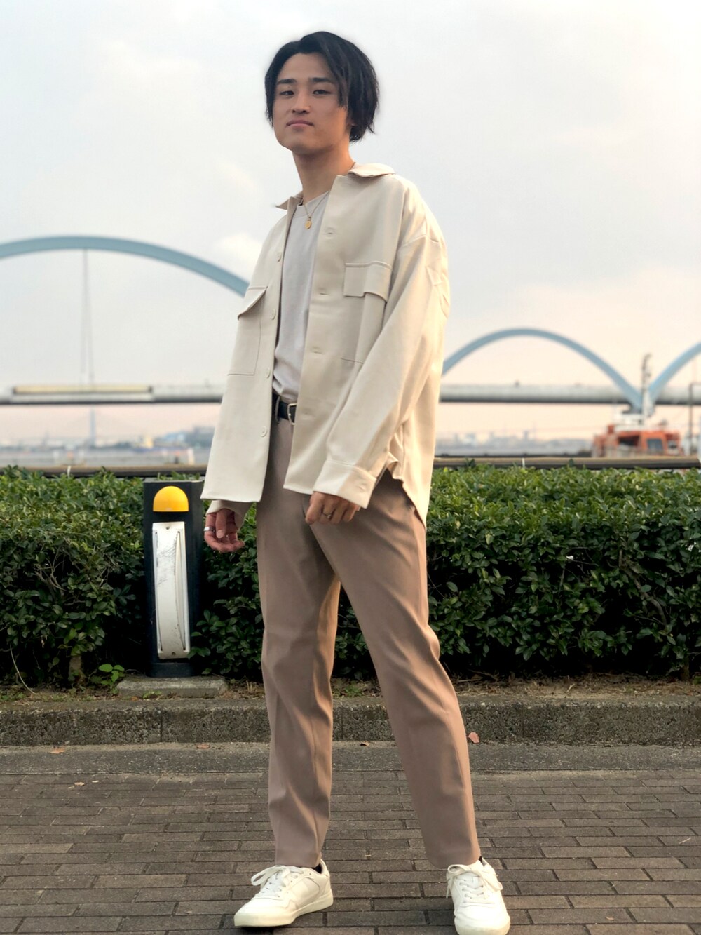 ベージュ系のシャツ/ブラウス、ベージュ系のTシャツ/カットソー、ベージュ系のスラックスを着用したメンズの冬コーディネートの2枚目の写真