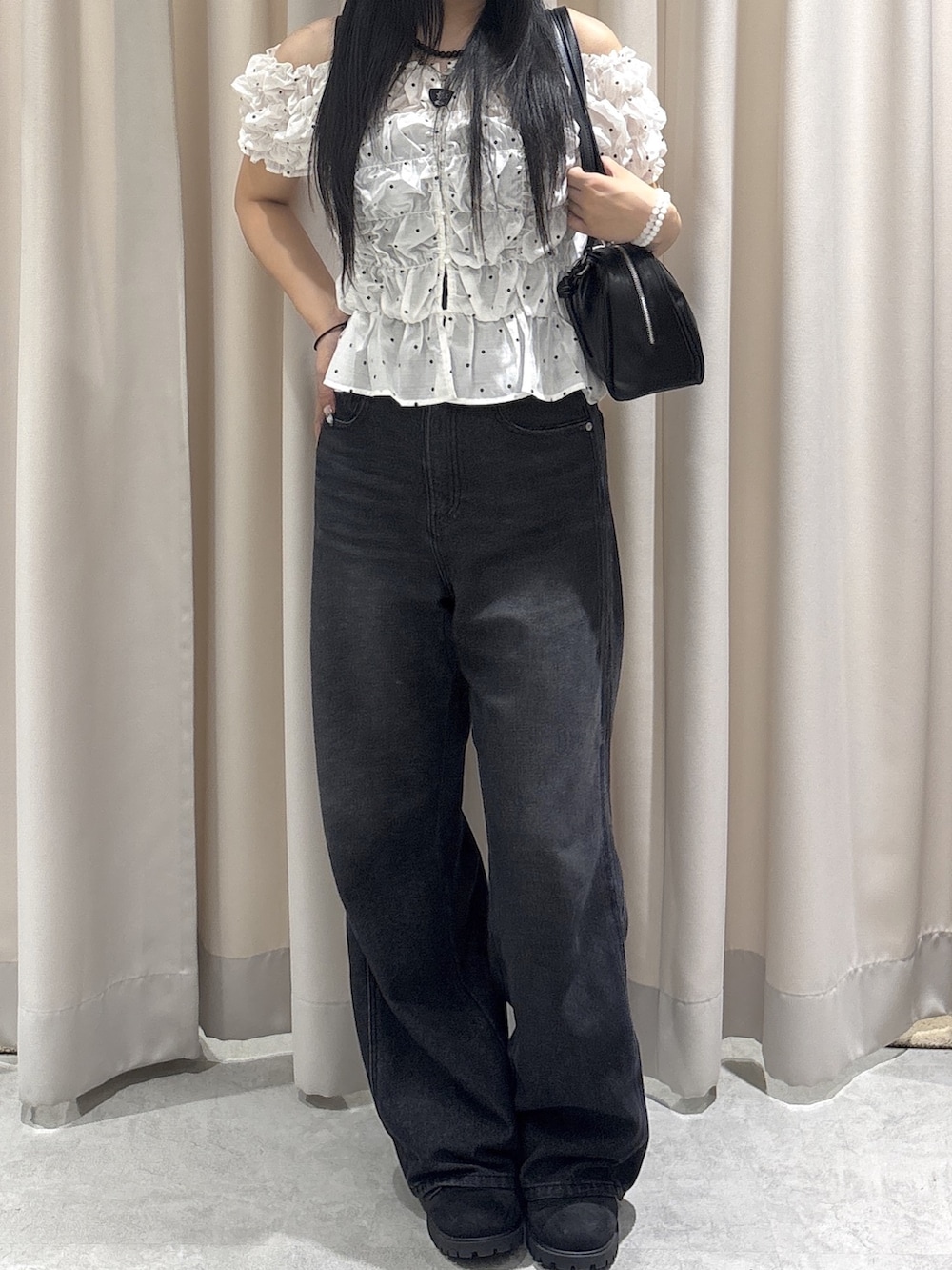 ブラック系のデニムパンツ、ホワイト系のシャツ/ブラウスを着用したレディースの秋コーディネートの5枚目の写真