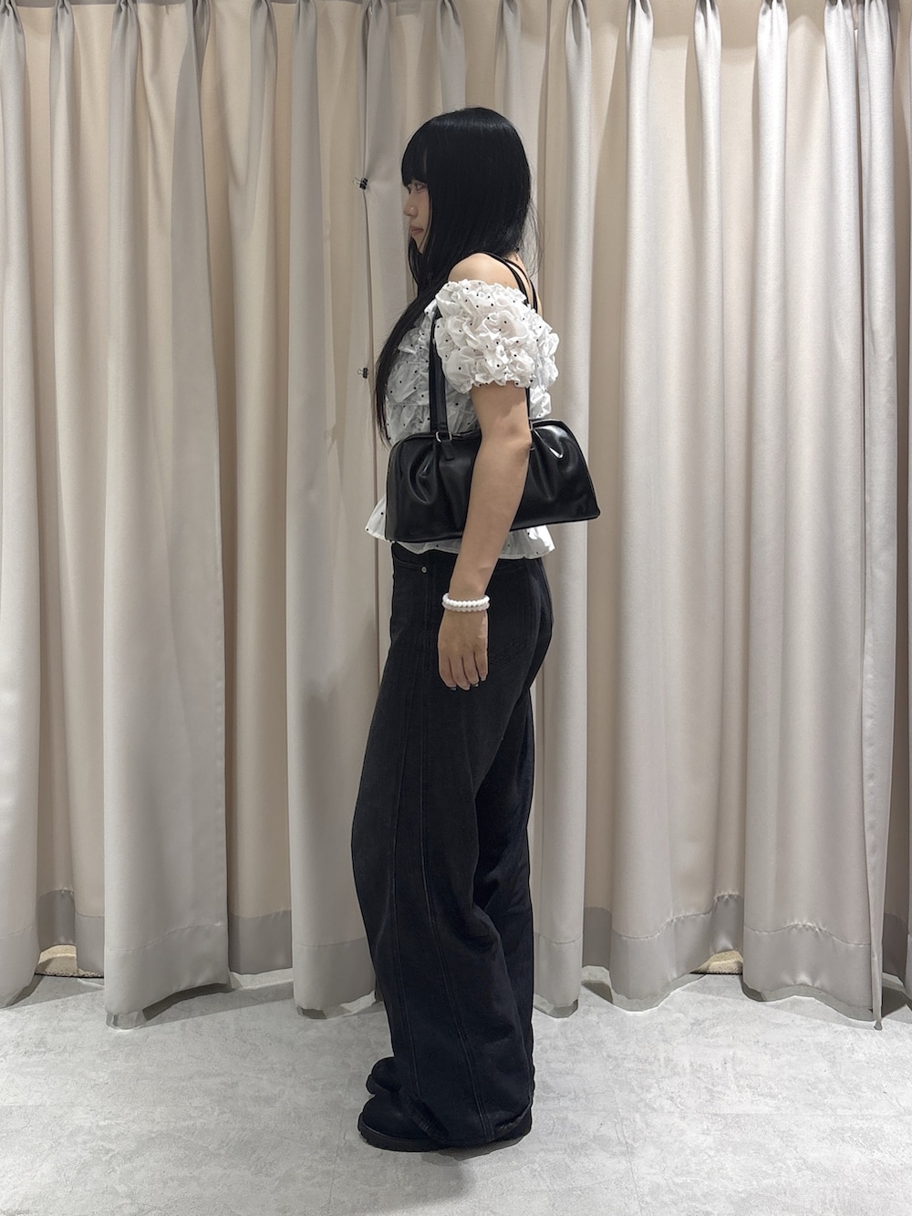 ブラック系のデニムパンツ、ホワイト系のシャツ/ブラウスを着用したレディースの秋コーディネートの2枚目の写真