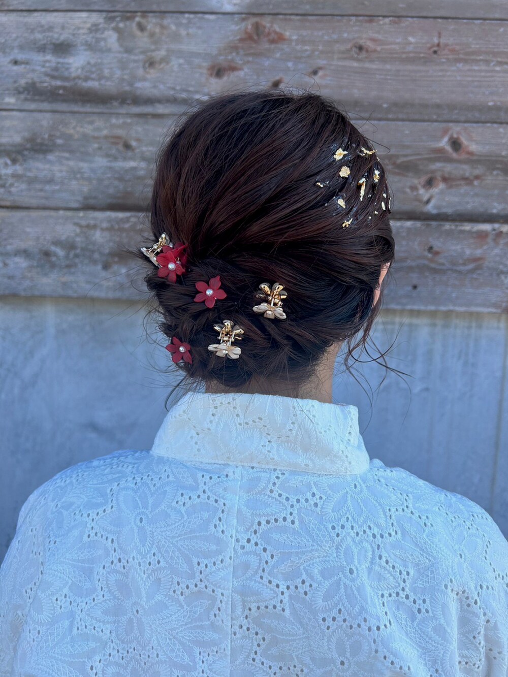 レッド系のヘアアクセサリーを着用したレディースの夏コーディネートの3枚目の写真