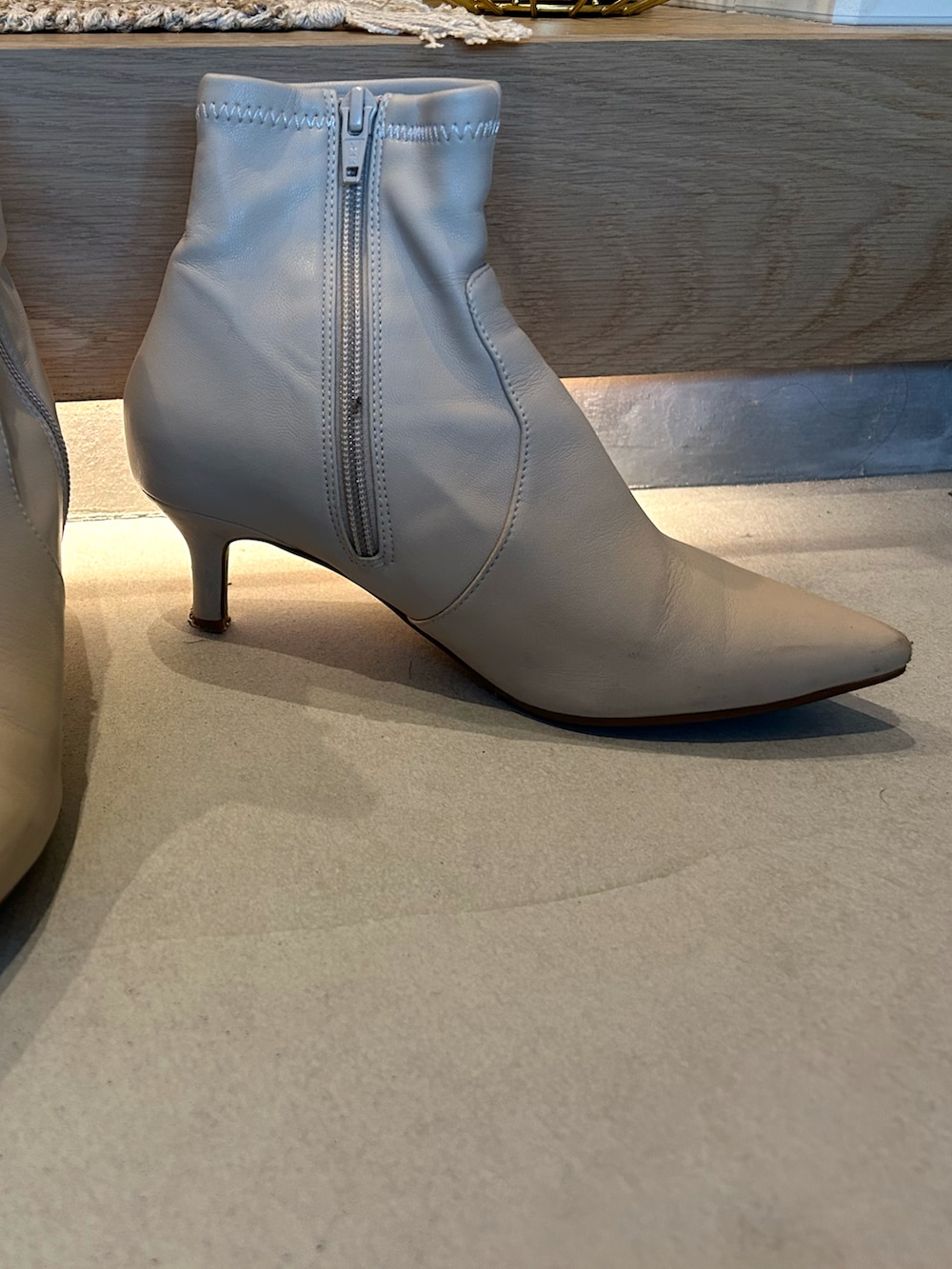 ブラック系のショルダーバッグ、ブルー系のニット/セーター、ブルー系のパンツを着用したレディースの秋コーディネートの3枚目の写真