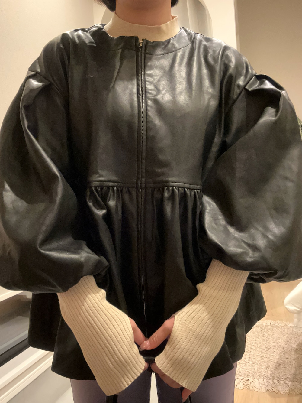 「秋服コーデ、大人かわいい、低身長コーデ、デニム、大人女子、リラックススタイル、おしゃれさんと繋がりたい、初冬コーデ、ootd、ラクチンコーデ、冬、お出かけコーデ、ブラック、ニツト、大人ガーリー」｜「Te chichiのフェイクレザーペプラムブルゾン（ブルゾン、ブラック系）」を使った、ビ﹏台湾人日本在住さん（レディース・152cm）の秋コーディネートの2枚目の写真