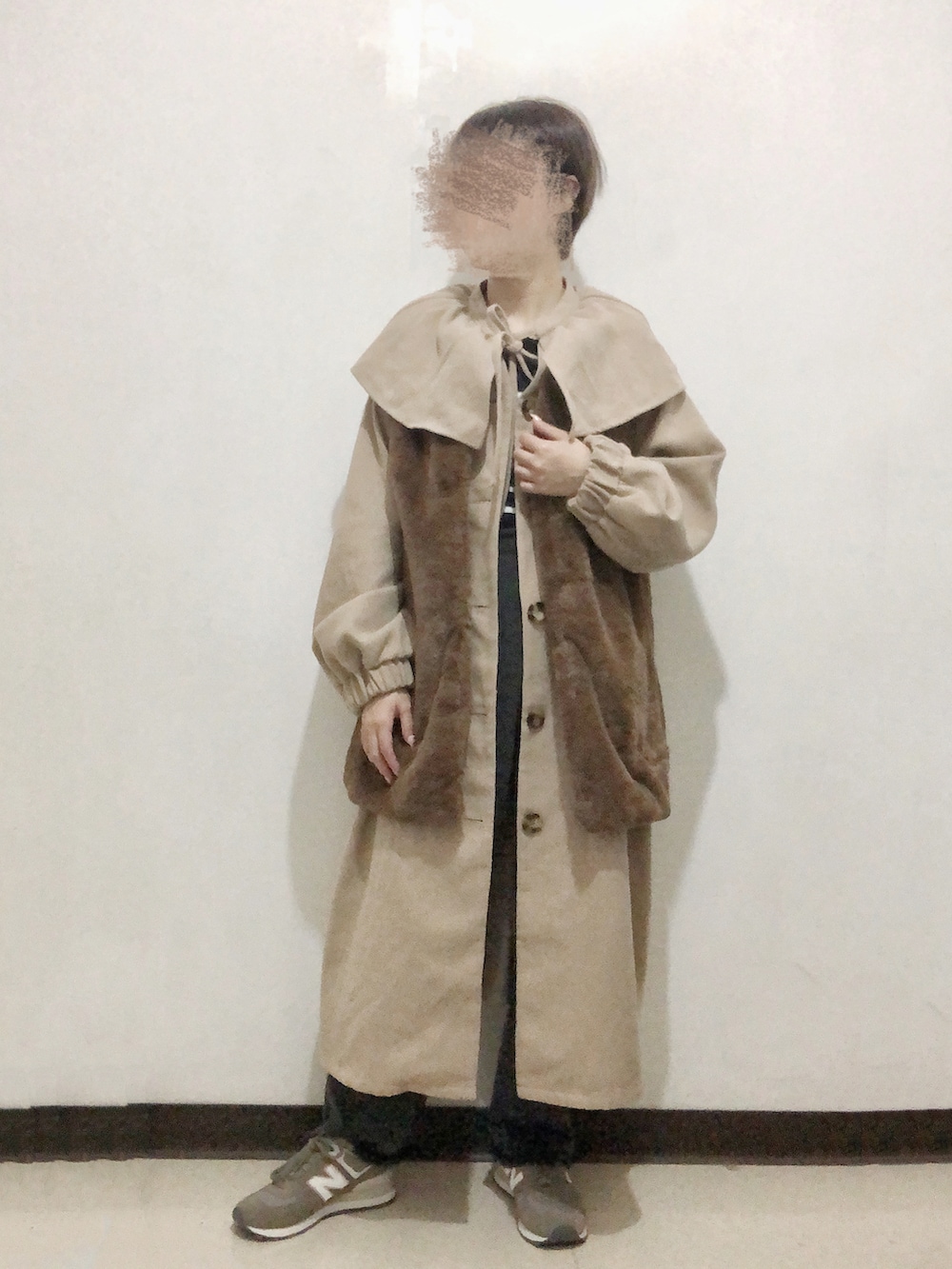 ブラック系のデニムパンツ、ベージュ系のその他アウター、ブラウン系のショルダーバッグを着用したレディースの冬コーディネートの3枚目の写真